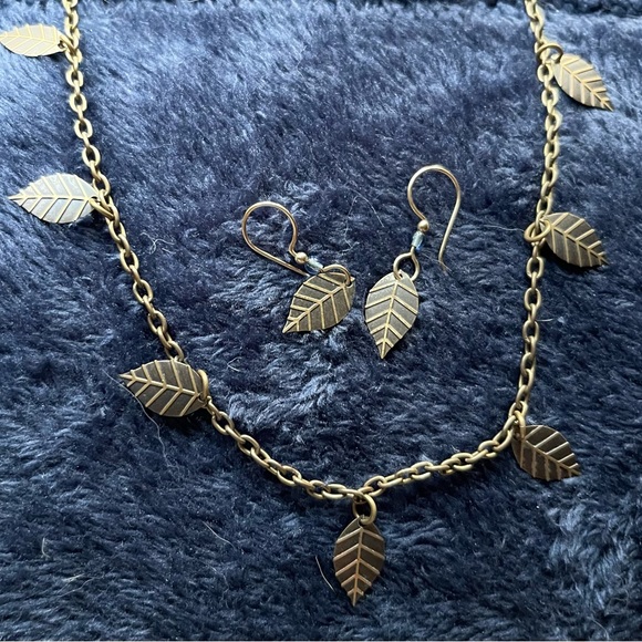 Gold colored necklace 7 small  leaves  1 1/2 “ apart on chain & matching earring - Picture 2 of 4